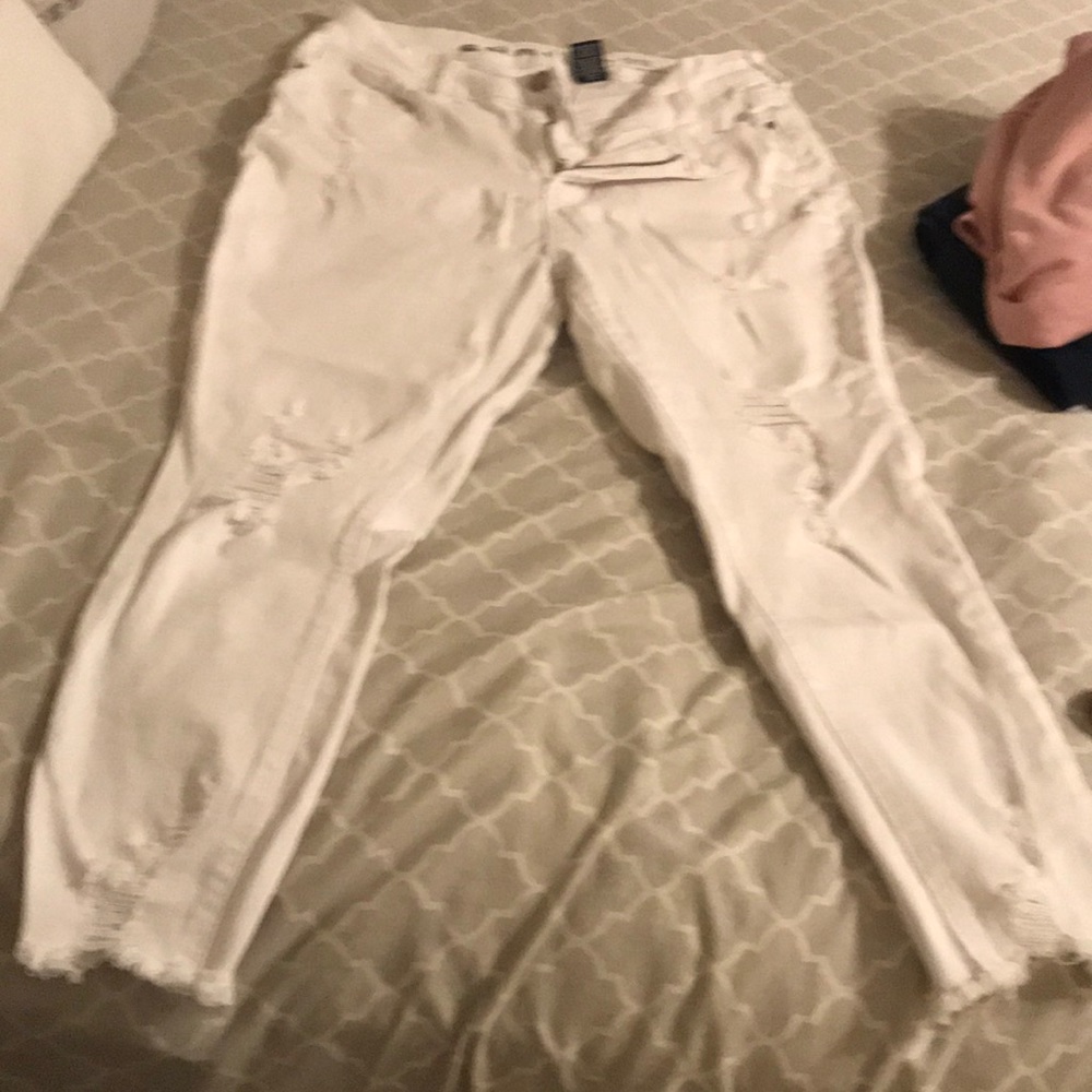 Distressed White Cropped Jeans